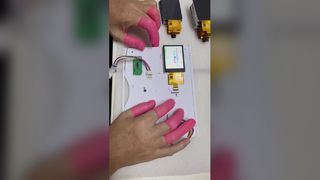 पोलसीडी 2.4 इंच आईपीएस एलसीडी स्क्रीन